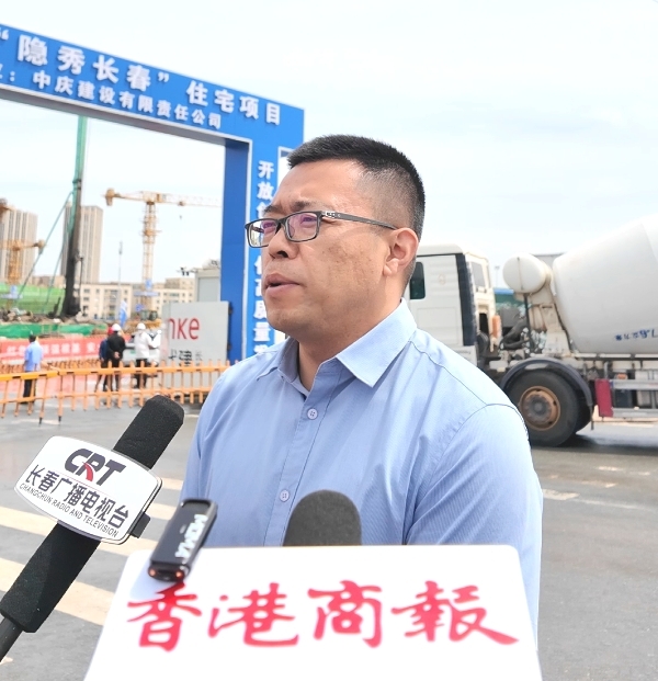 圖說三：長春市南關區發改局工作人員王洪偉向記者介紹南關區項目開工建設情況.jpg