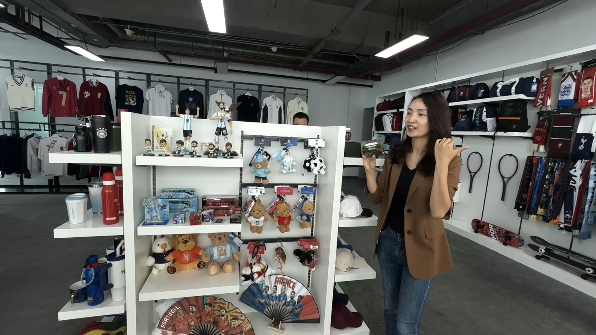 圖片3：展廳內陳列的授權周邊、城市限定文創產品.jpg