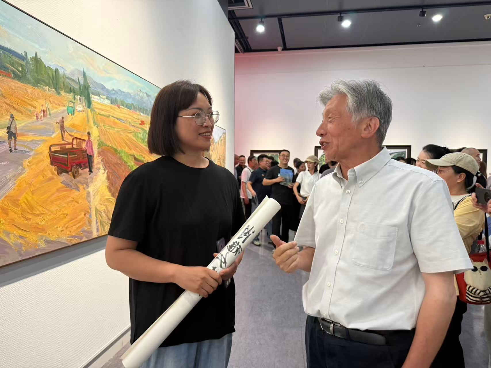 图四:范迪安与屈肖雅在画作前交流.jpg