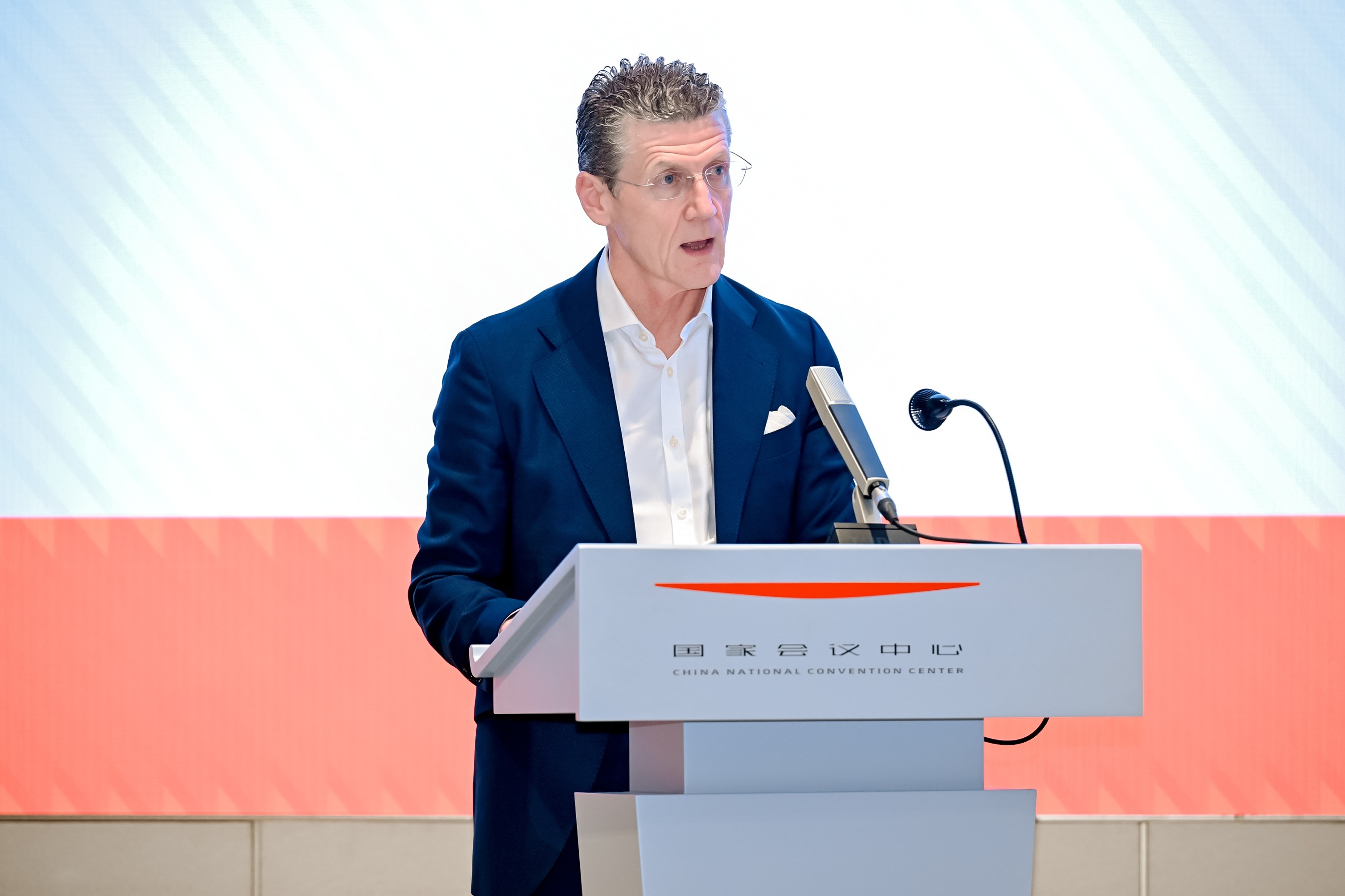 圖片5:國際商標協會首席執行官埃蒂納·桑斯·阿塞多(Etienne Sanz de Acedo),分享全球品牌保護趨勢以及國際商標協會助力中國企業出海的最新規劃.jpg