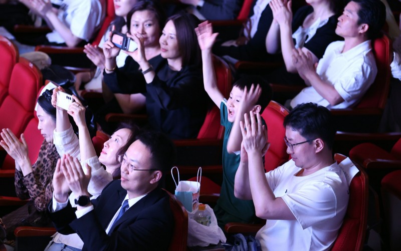 圖說二：專場文藝演出現場掌聲雷動.jpg