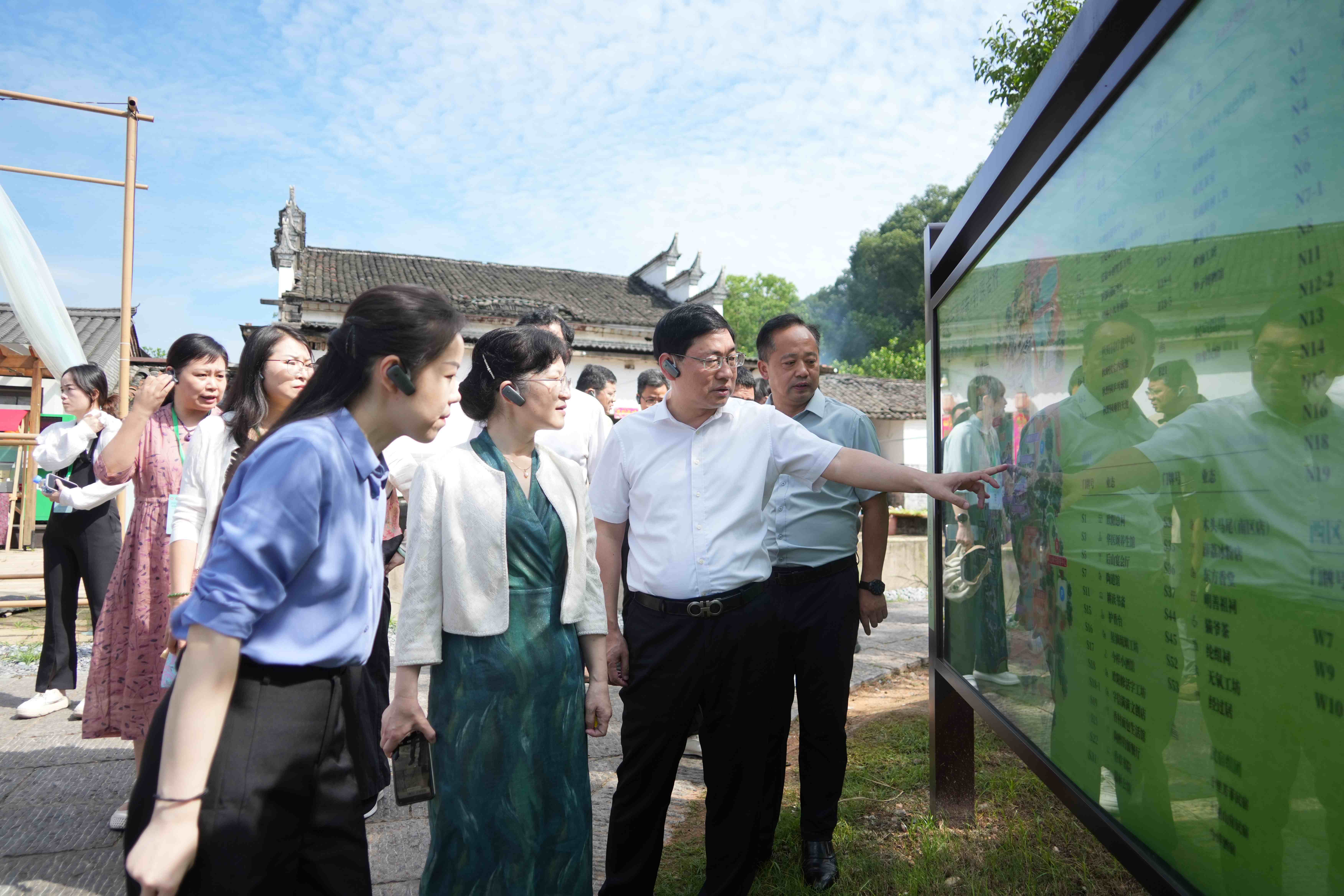 图4:嘉宾参观专题展览(1).jpg