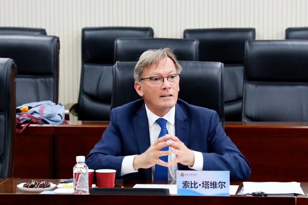 圖2:聯合國教科文組織國際教育局局長、未來學習與創新司司長索比·塔維爾先生交流教育理念.jpg