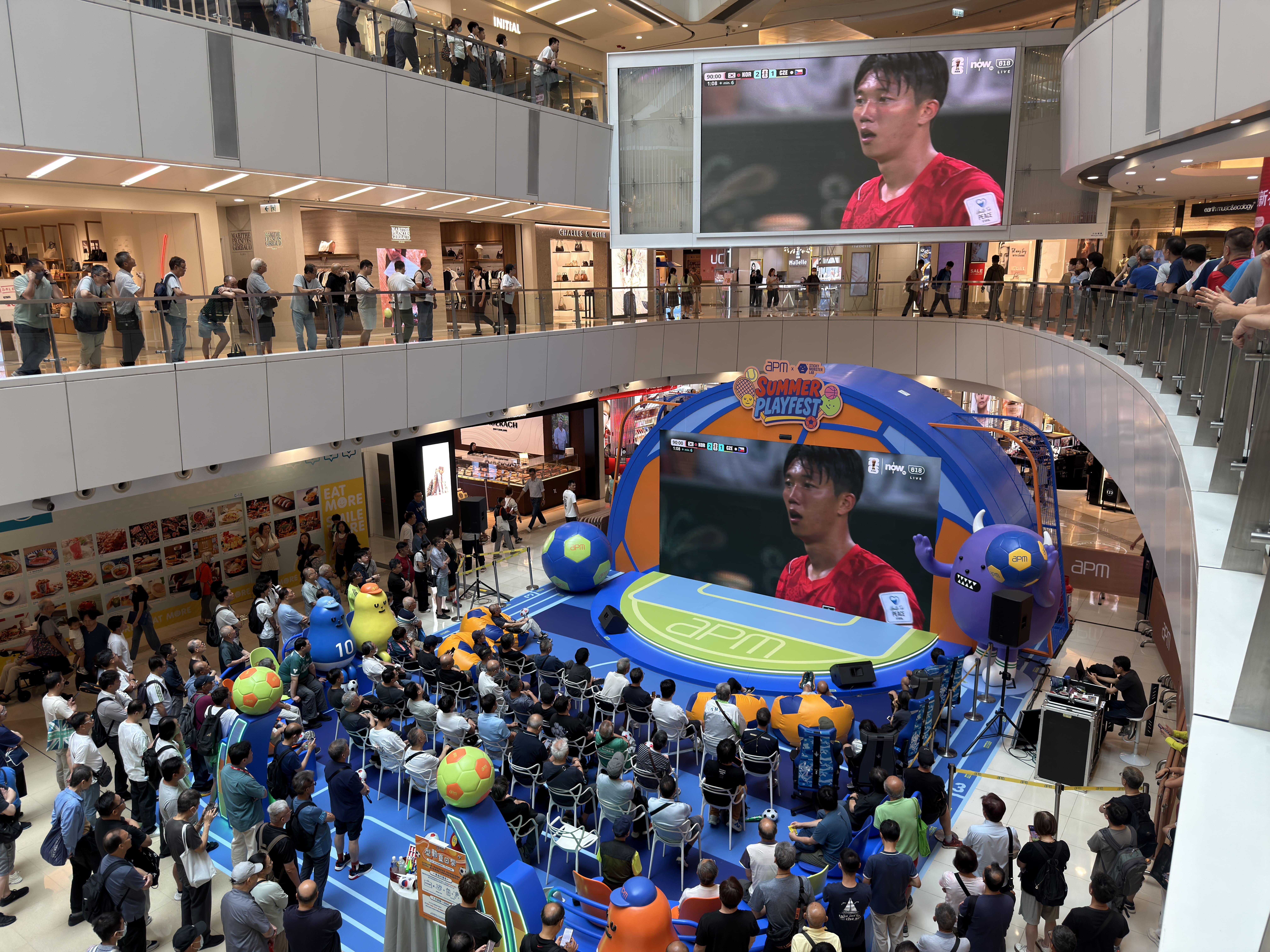 (0612)足球盛事今日分組賽A組第二場韓國對捷克，市民齊集商場巨幕前觀戰，現場氣氛熱烈。(圖二).jpeg