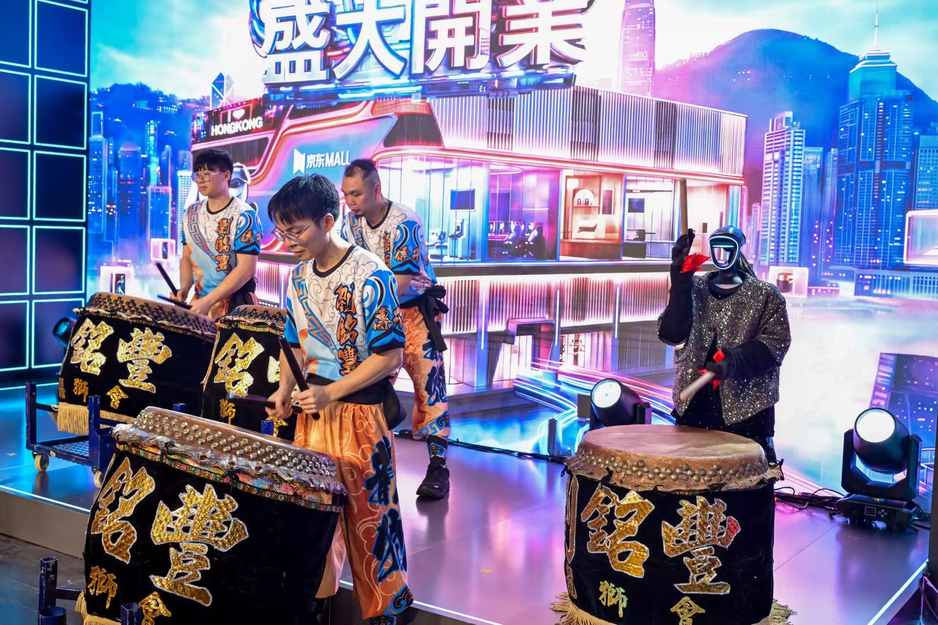 機器人加入舞獅打鼓團.jpg