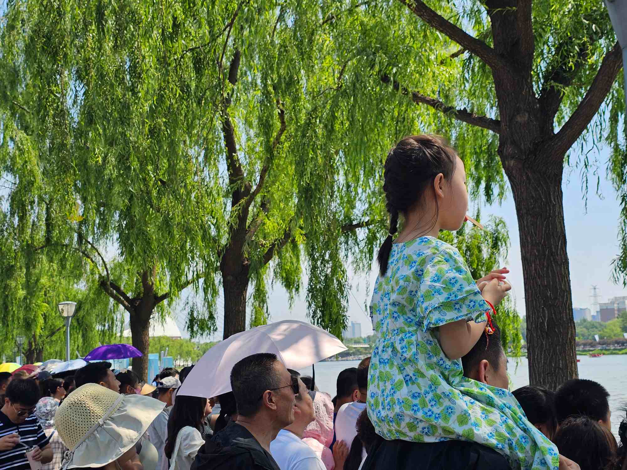 圖說四：昔日「郎騎竹馬來」的千古童趣，如今正化作伊通河畔孩童們穿梭市集的雀躍與歡騰.jpg