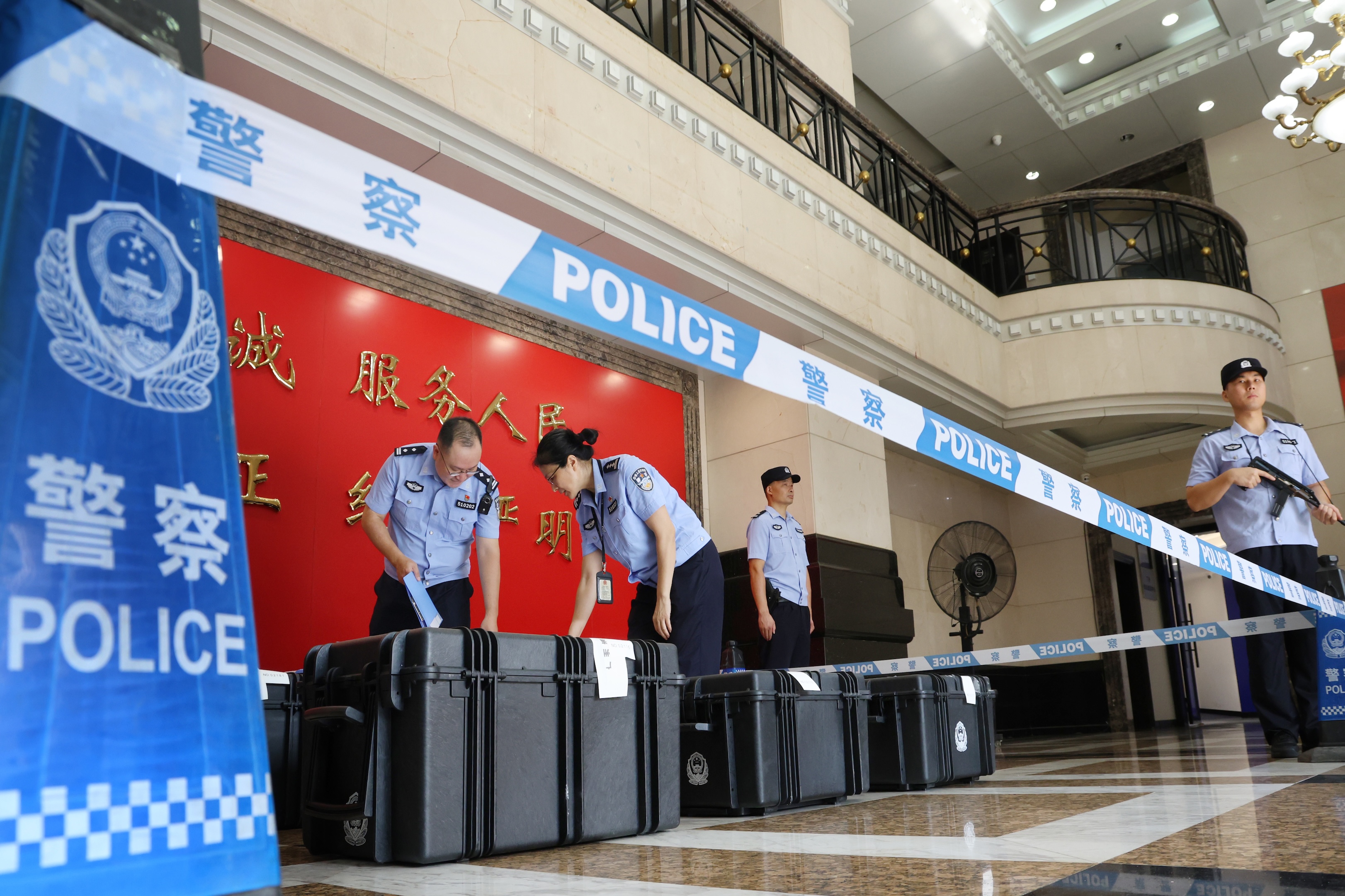 圖為：廣州海關緝私局警員按要求將待銷毀毒品出庫（池兆恩攝）.jpg