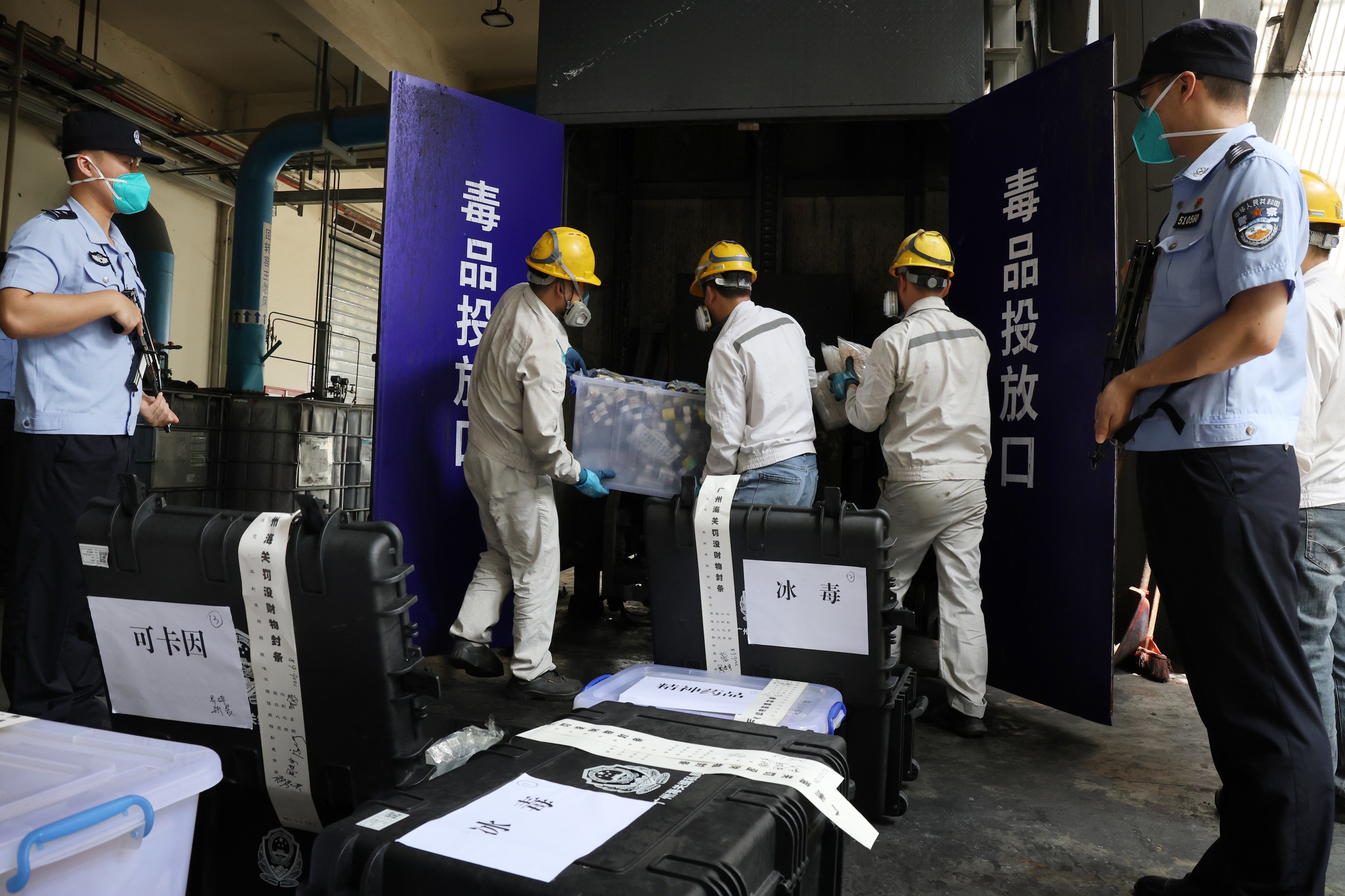 圖為：在2026年廣州海關毒品銷毀現場，工作人員將待銷毀的毒品搬入銷毀區（池兆恩攝）.jpg