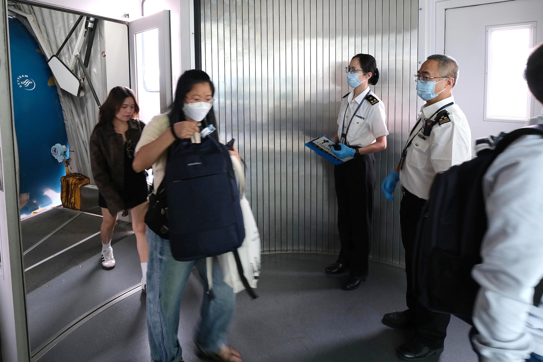 圖為:廣州白雲機場海關關員對進境航班進行登臨檢查.jpg