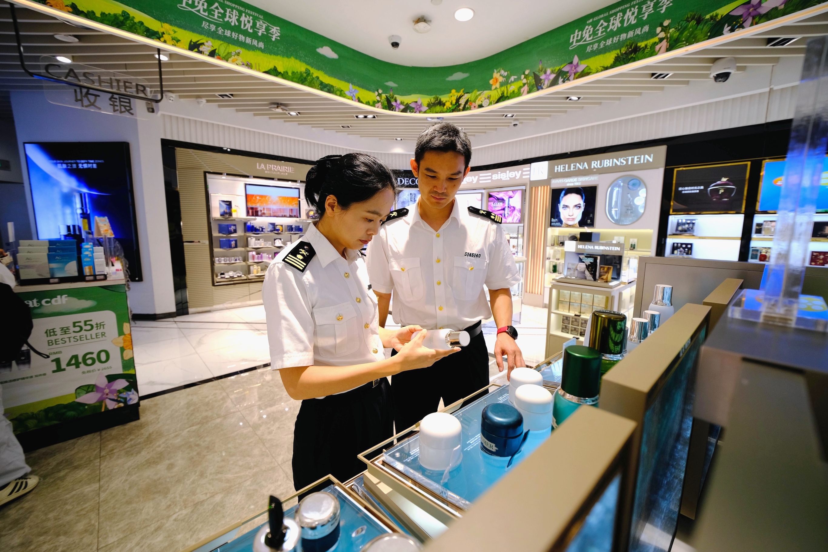圖為:廣州白雲機場海關關員對口岸免稅銷售商品進行監管.jpg