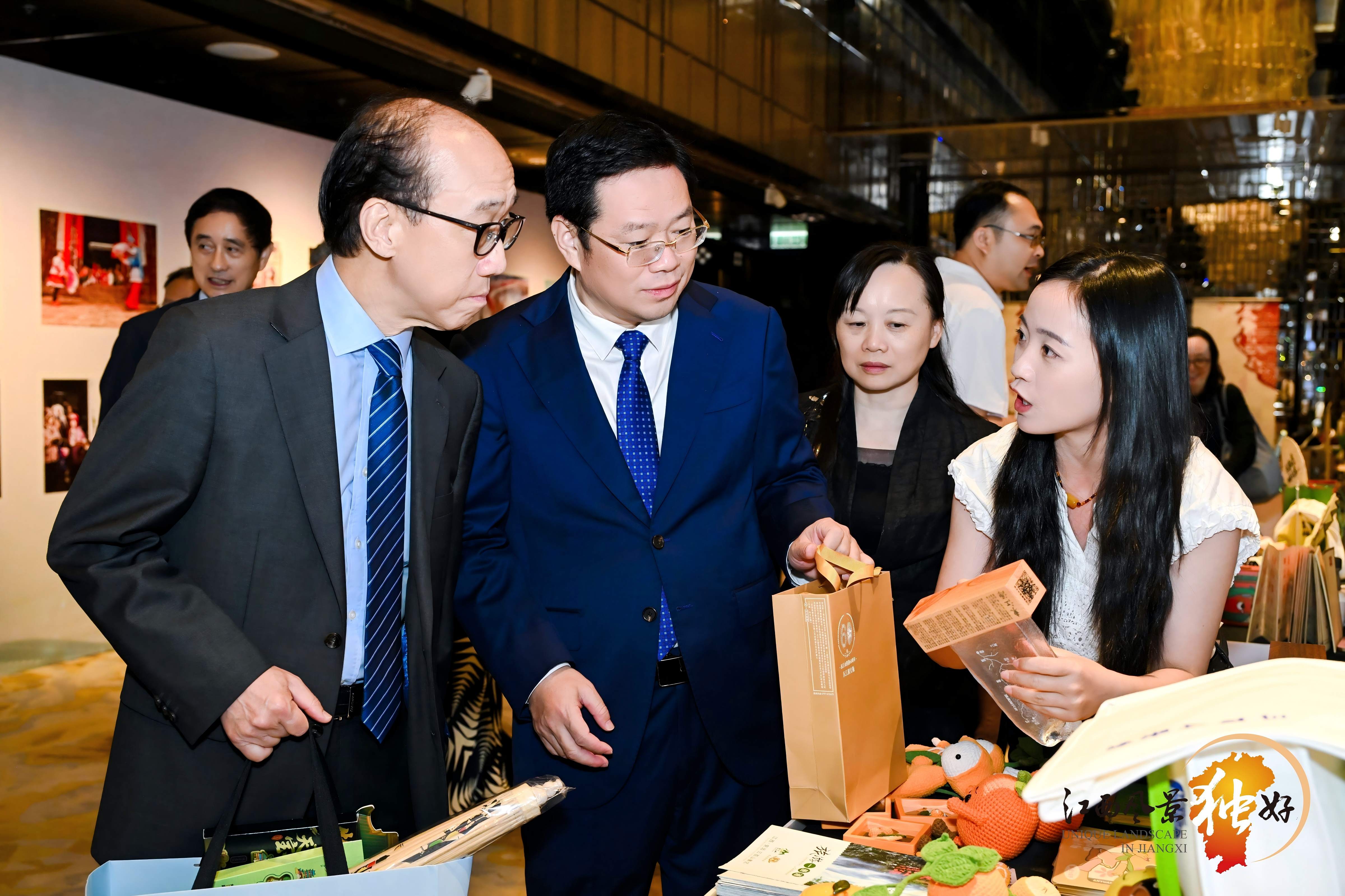 圖2:嘉賓參觀活動現場展覽.jpg