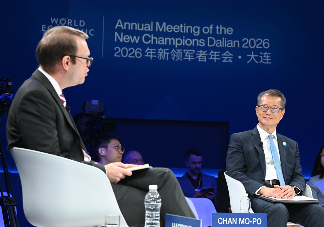 图一：財政司司長陳茂波在大連出席世界經濟論壇2026年新領軍者年會。在年會的「金融正在分化我們嗎？」環節與其他嘉賓互動。.jpg