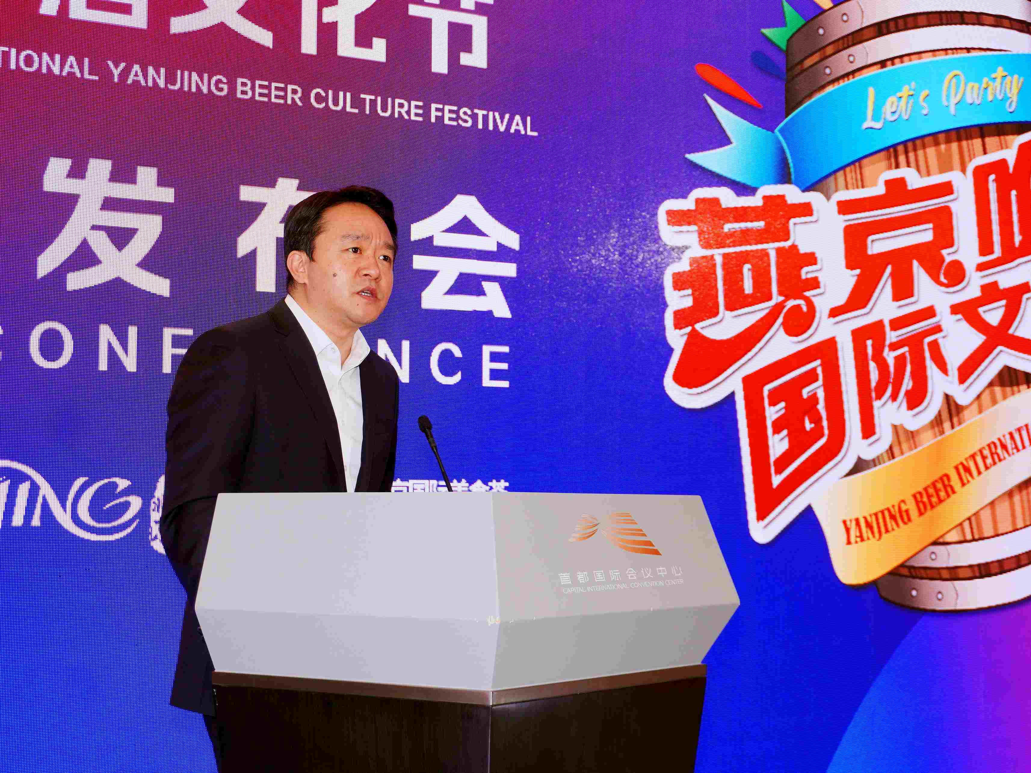 圖片2：北京燕京啤酒股份有限公司副總經理申長亮介紹啤酒節亮點.jpg