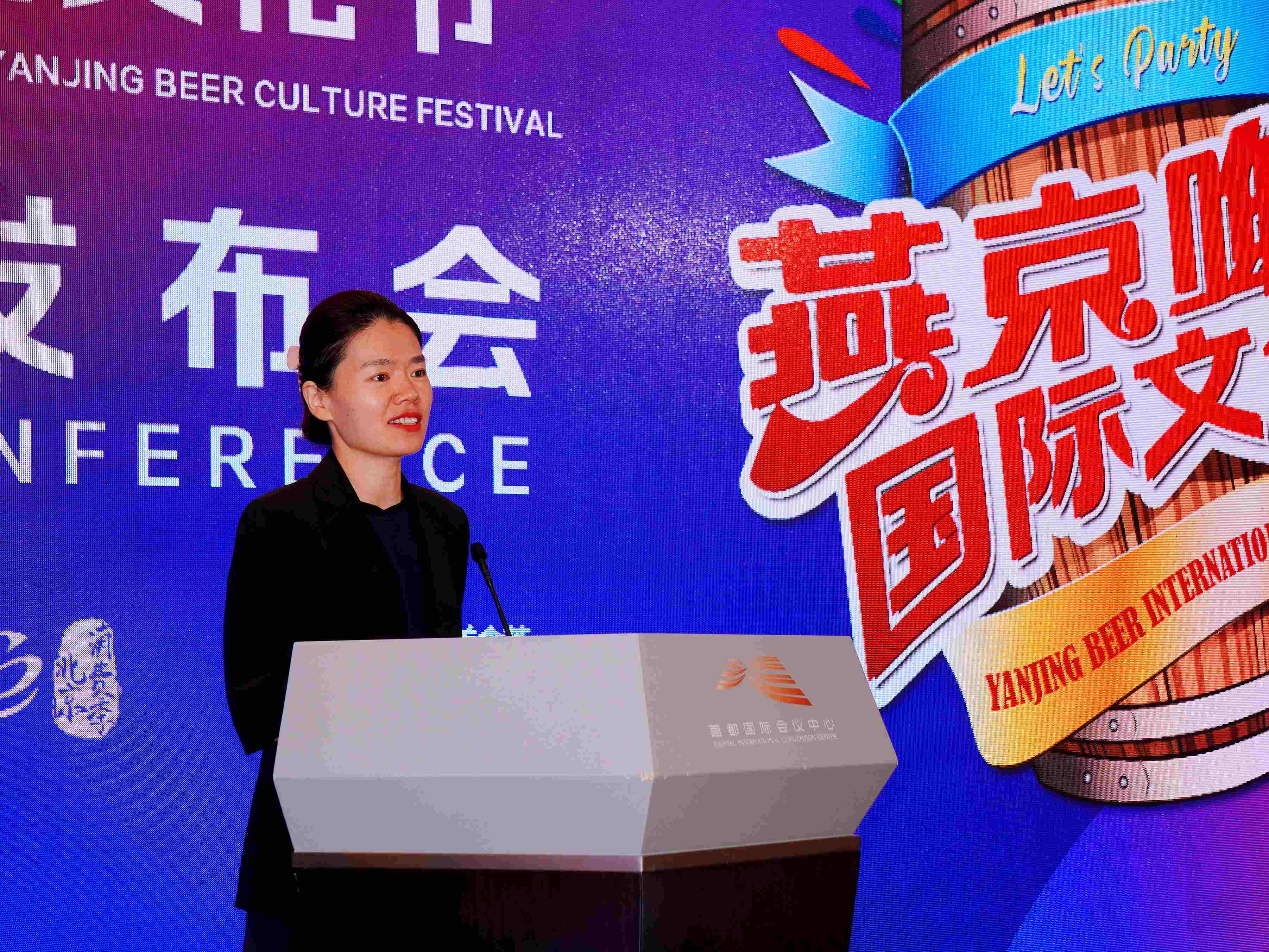 圖片3：首都會展（集團）股份有限公司新聞發言人劉文濤介紹啤酒節主會場情況.jpg