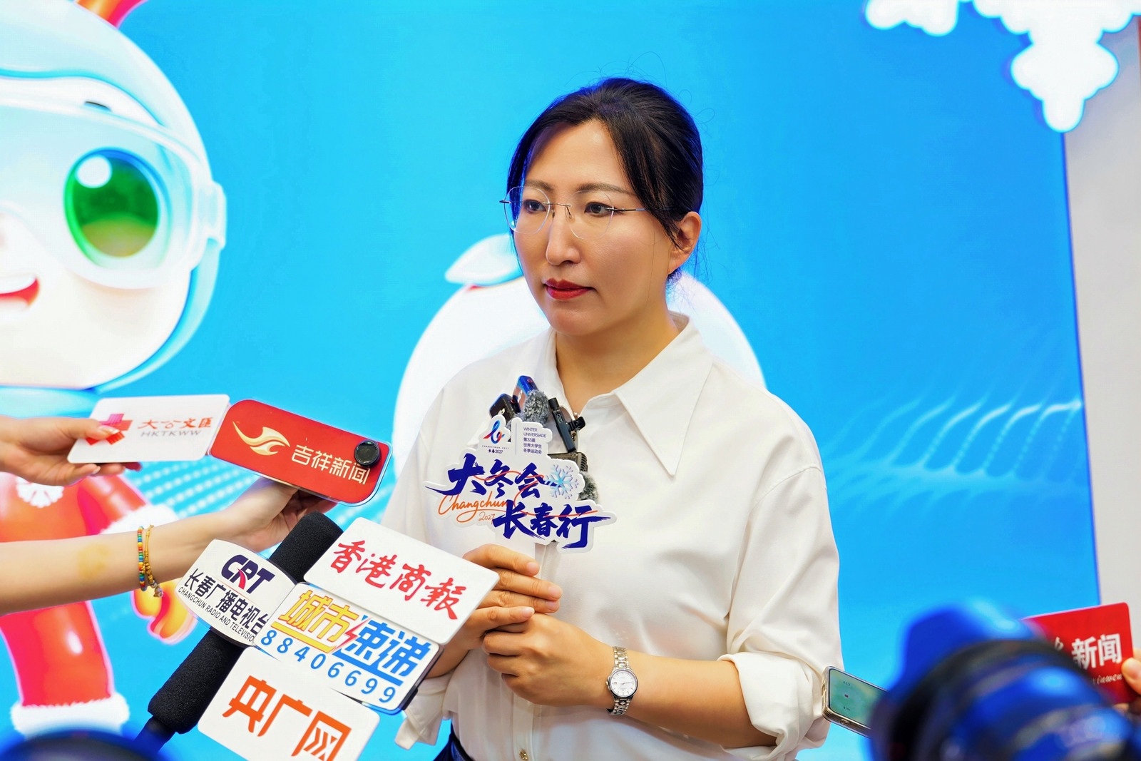 圖說三：吉林森工泉陽泉飲品有限公司市場部經理鄒寶紅接受採訪.jpg
