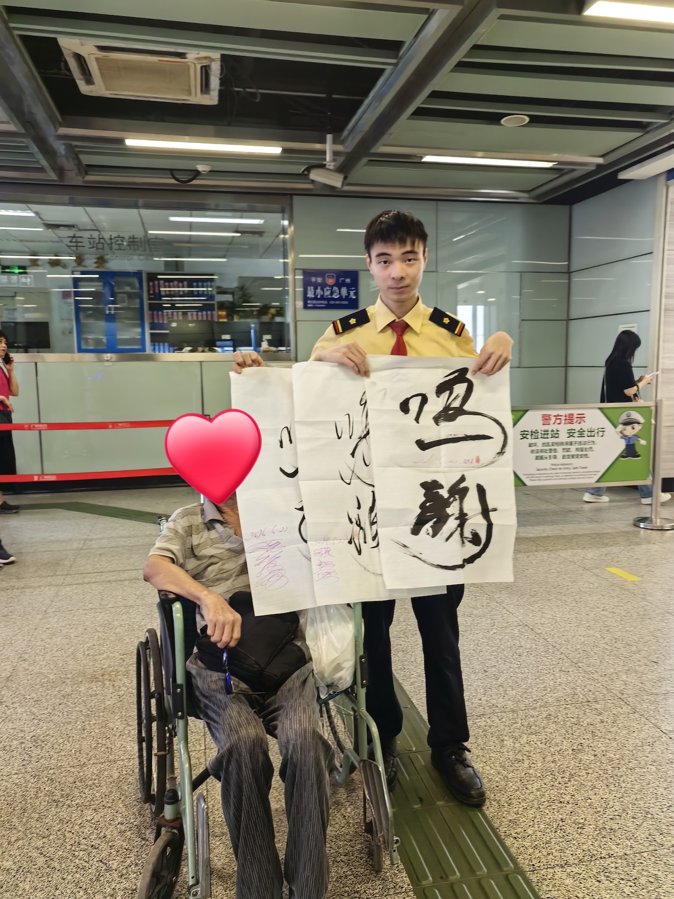 乘客張先生送來墨寶致謝-熊珊攝.jpg