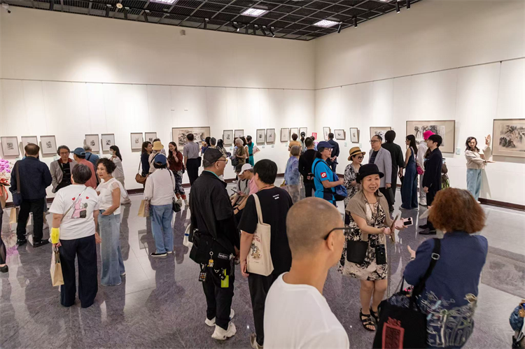 1. 畫展開幕，賓客陸續到場觀展。.png