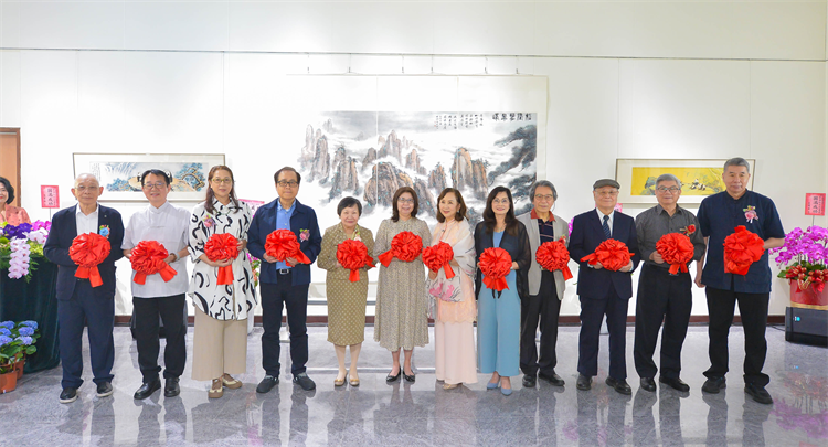 3. 各界嘉賓齊聚，開展剪綵儀式。.png