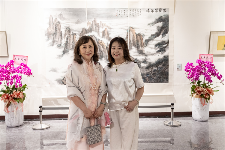 13.和香港白云堂艺术研究会副会長黄小虹合影。.png