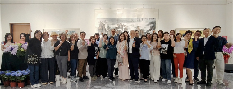 15.香港白云堂学生们和書法名家梁君度老师一起來台参加开幕给予支持。.png