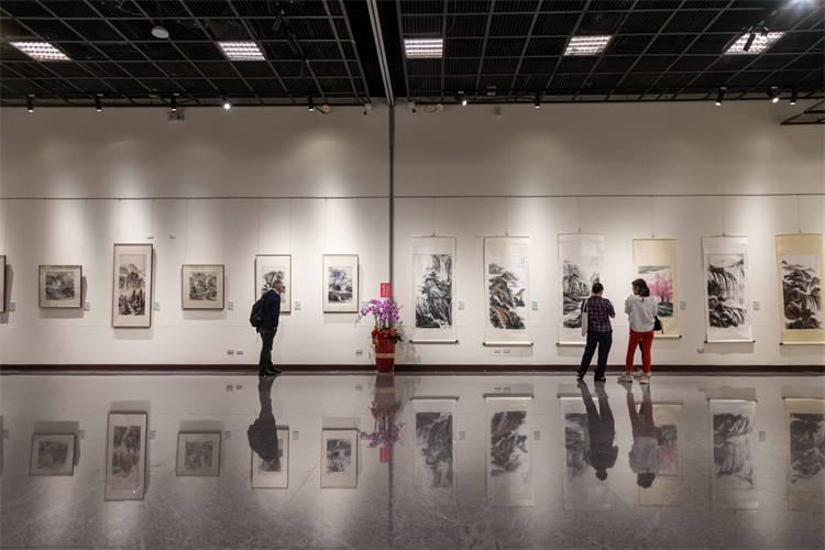 2. 展廳山水畫作林立，環境雅致。.png