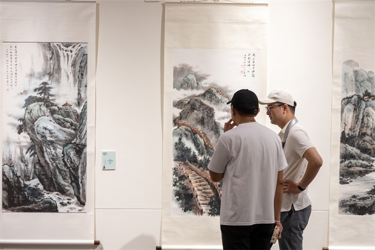 7.觀眾駐足品讀長城山水畫作.png