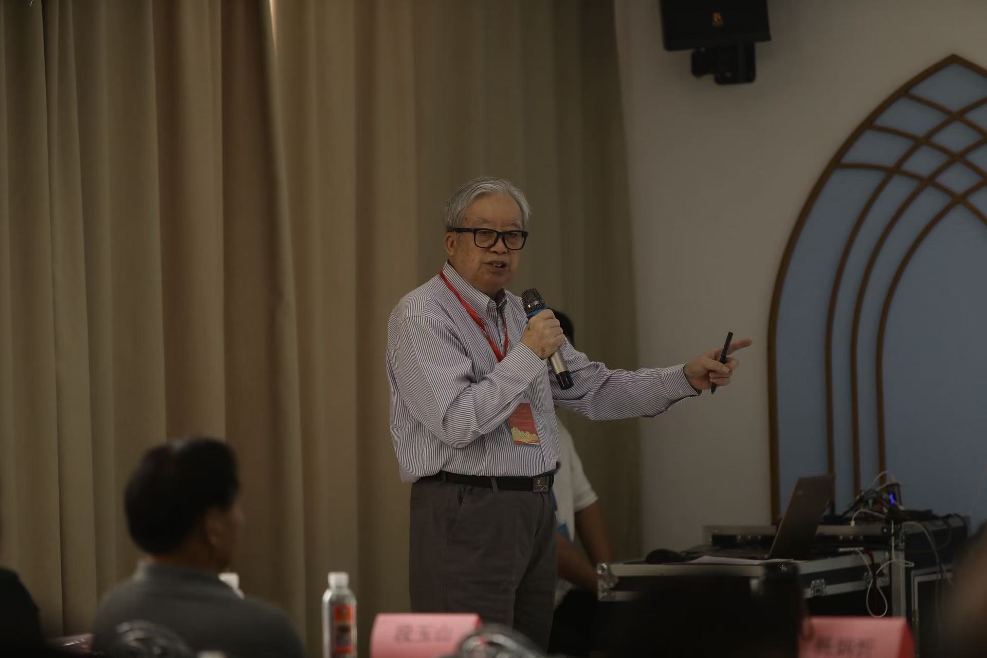 楊炳忻教授做主旨報告.jpg
