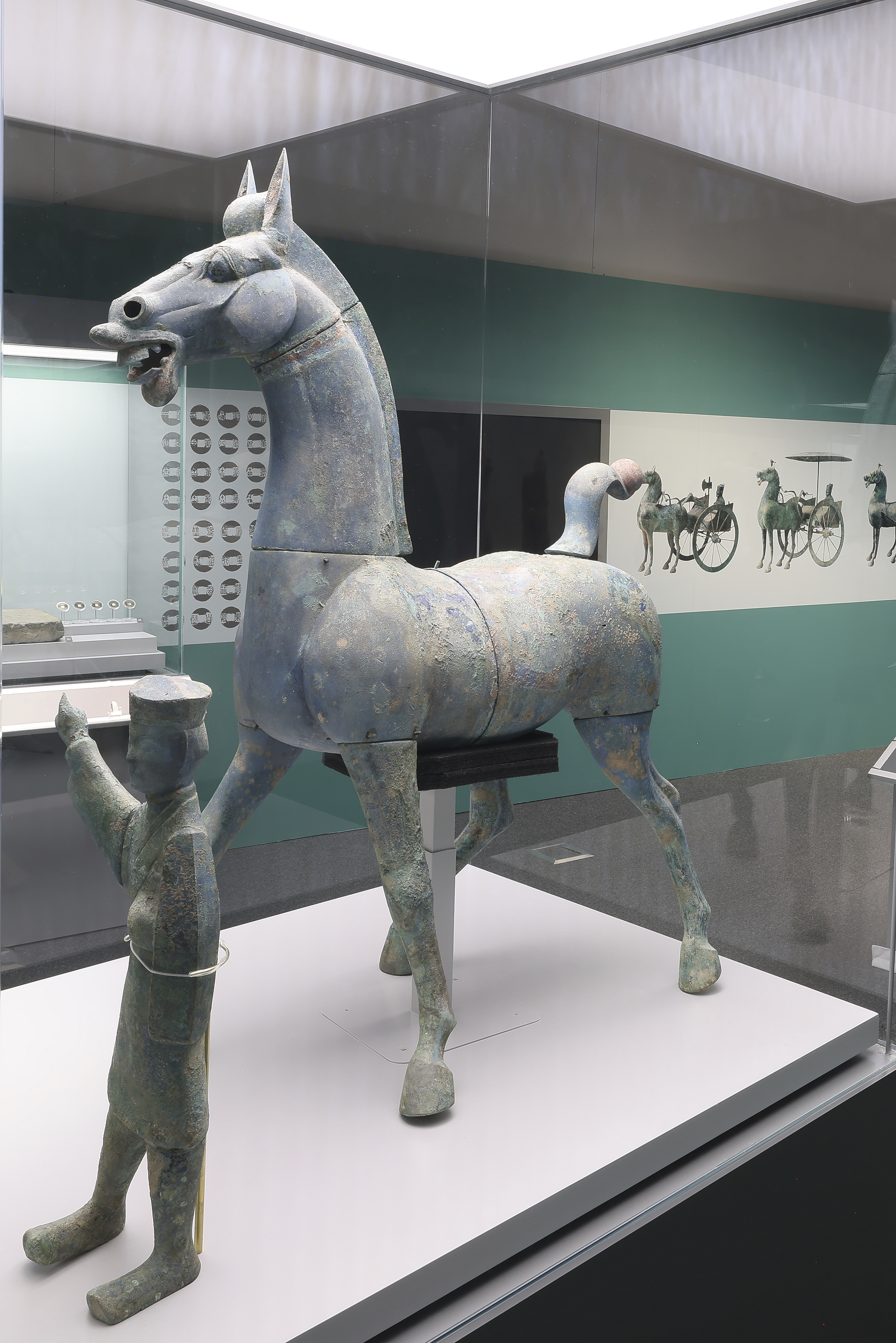 25_銅牽馬俑及銅馬 Bronze horse-leading figurine and bronze horse.jpeg