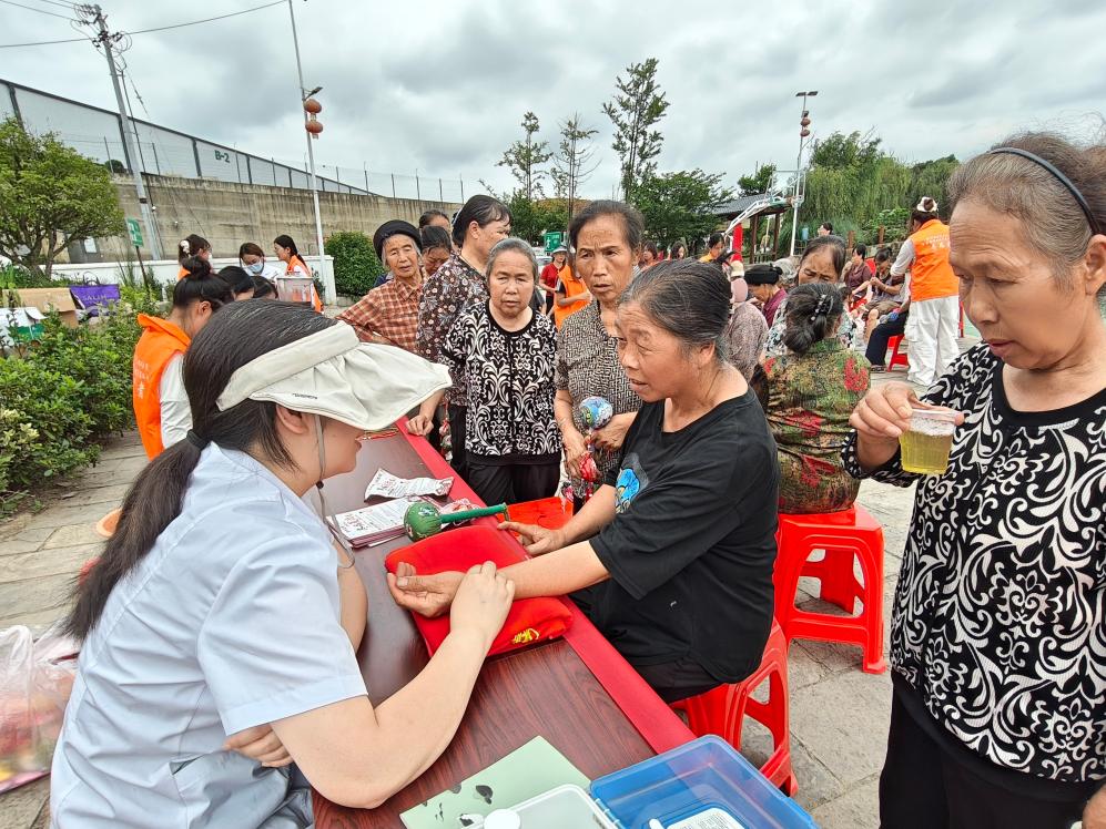 图3：贵州省三医医生为老人把脉.jpg