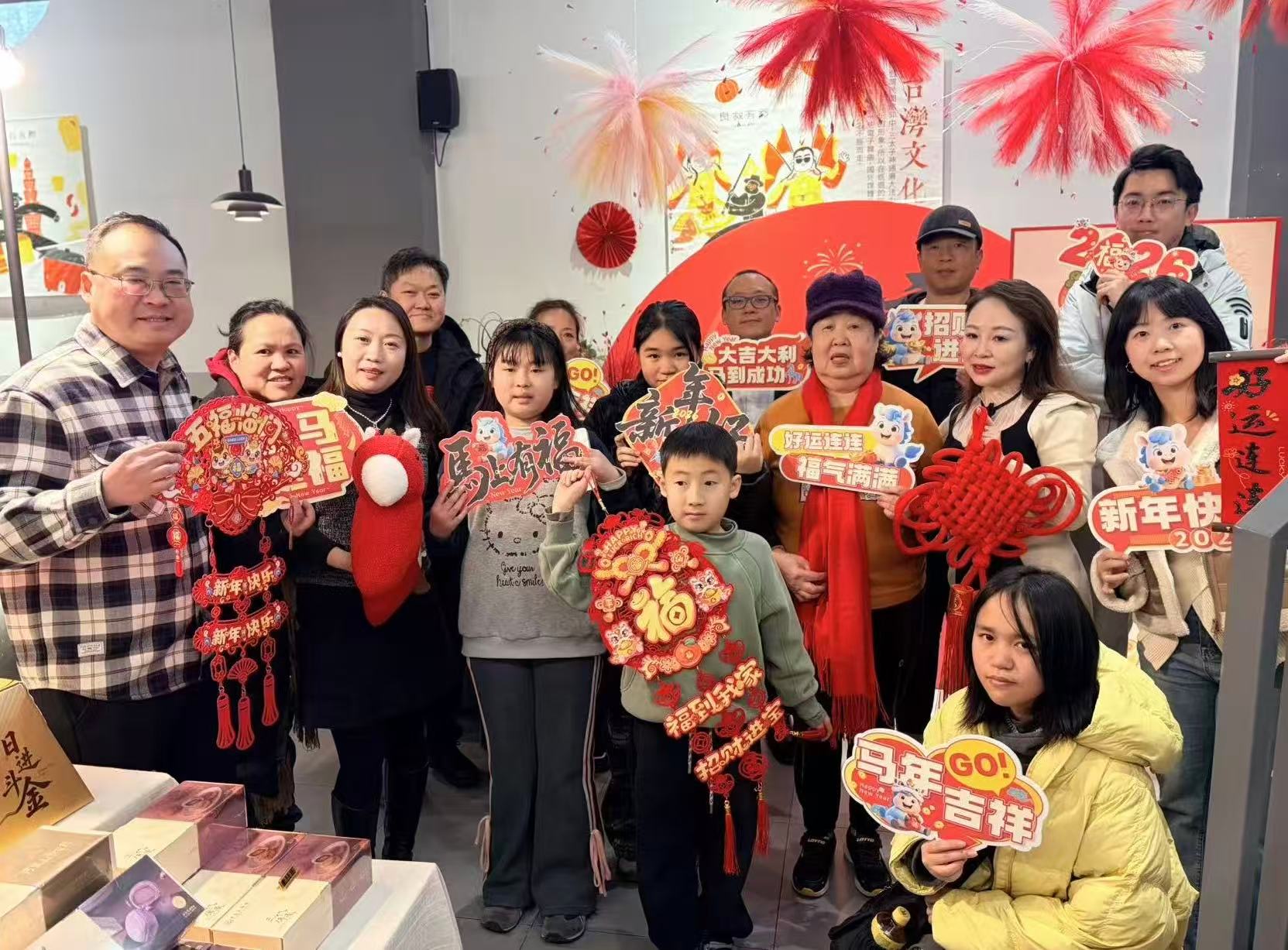 图2:台胞台青在邱智良(左一)的店里聚餐并合影留念.jpg