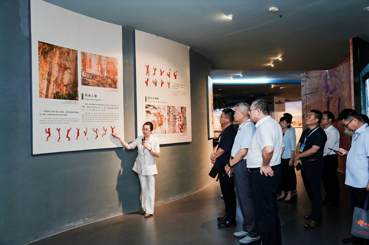 3、與會嘉賓參訪崇左市壯族博物館（主辦方供圖）.jpg