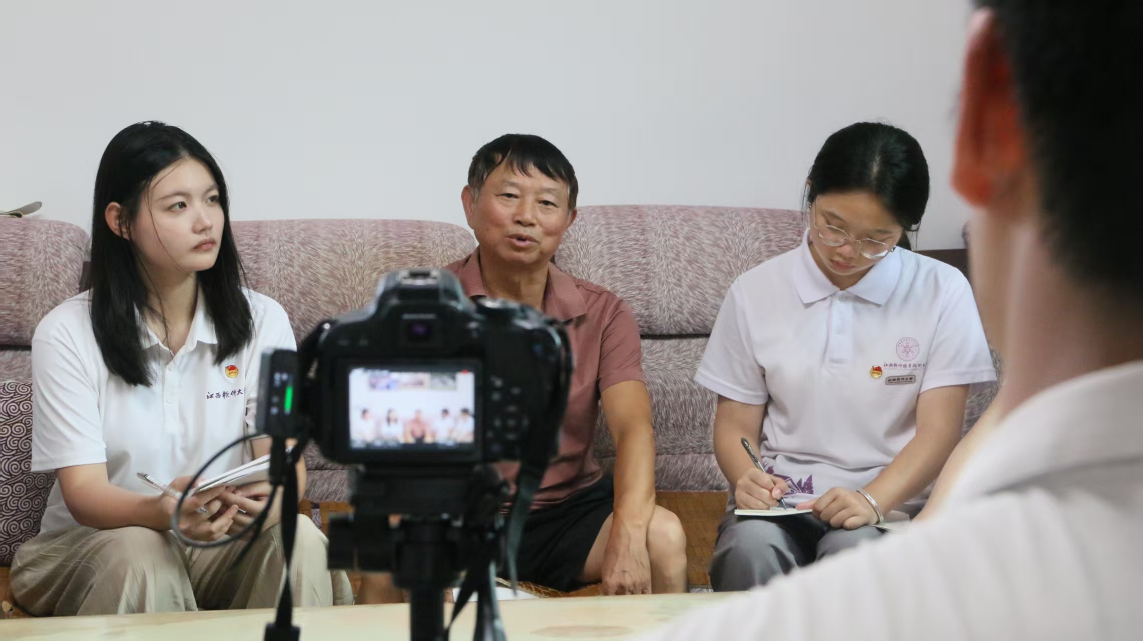 圖2：實踐隊員與賀頁朵後人賀佐武開展深度訪談.jpg