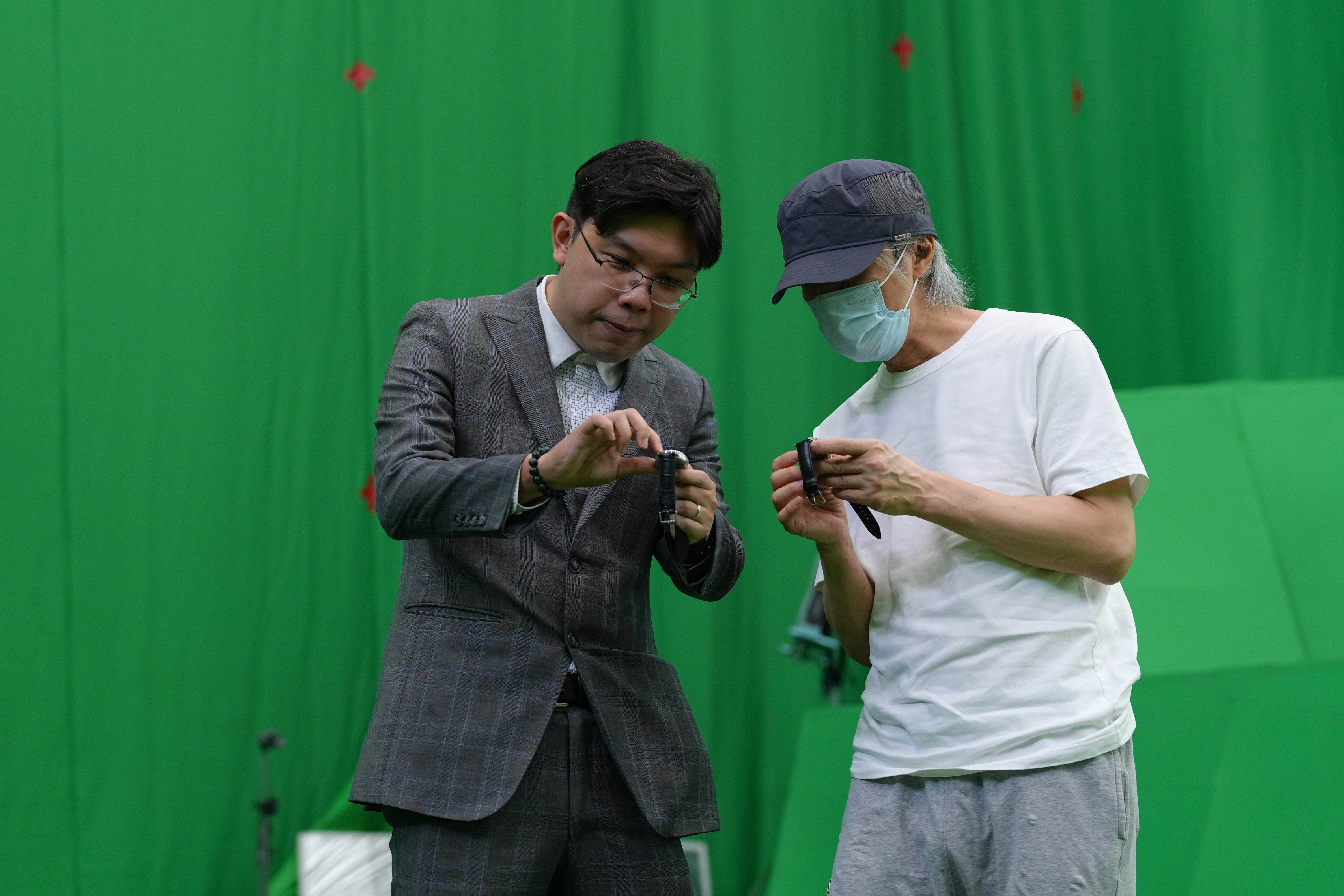 沈慧林早在電影拍攝期間，攜同腕表樣品供星爺過目。 (002).jpg
