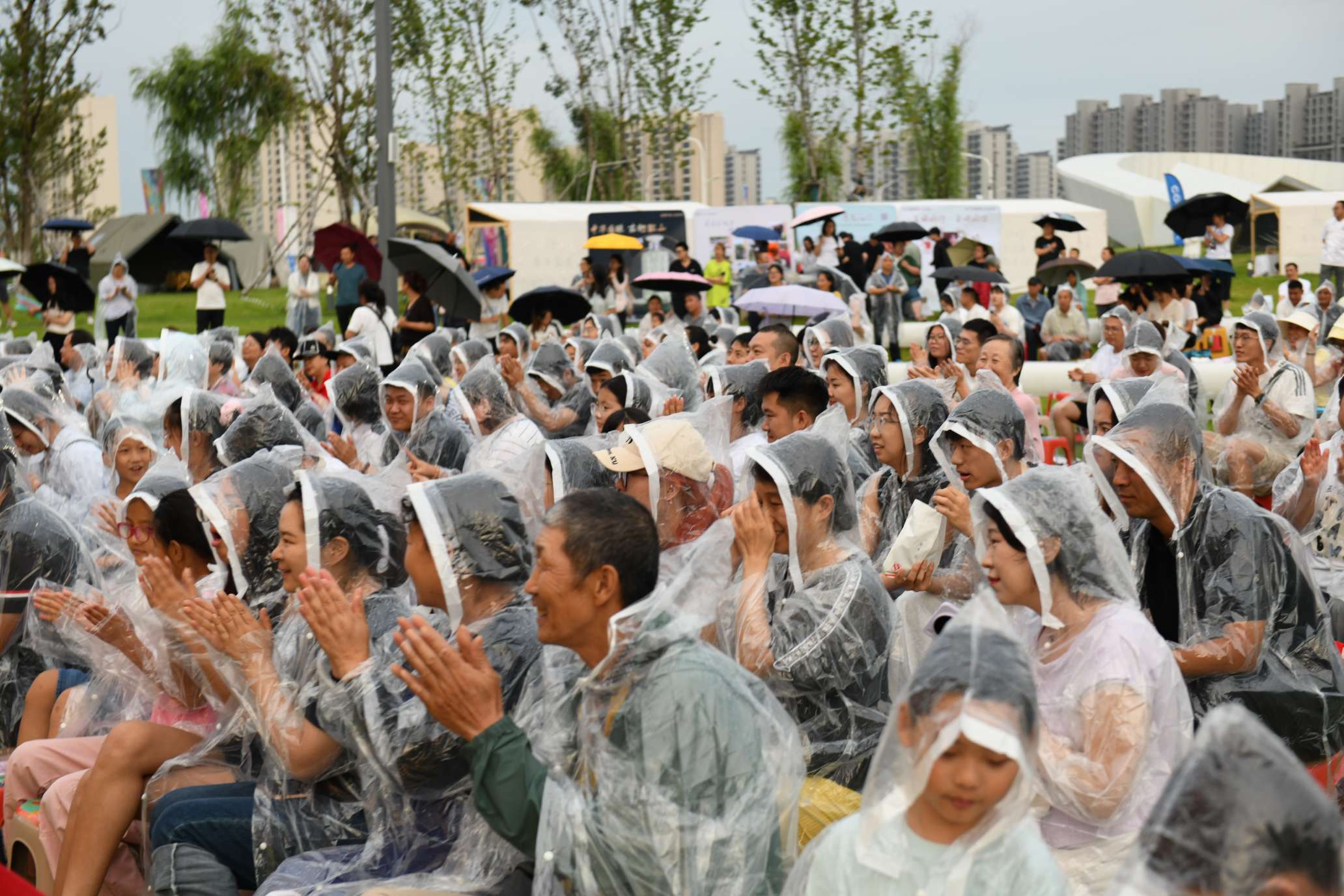 圖說一:細雨綿綿並未消減市民與遊客的觀演熱情.jpg