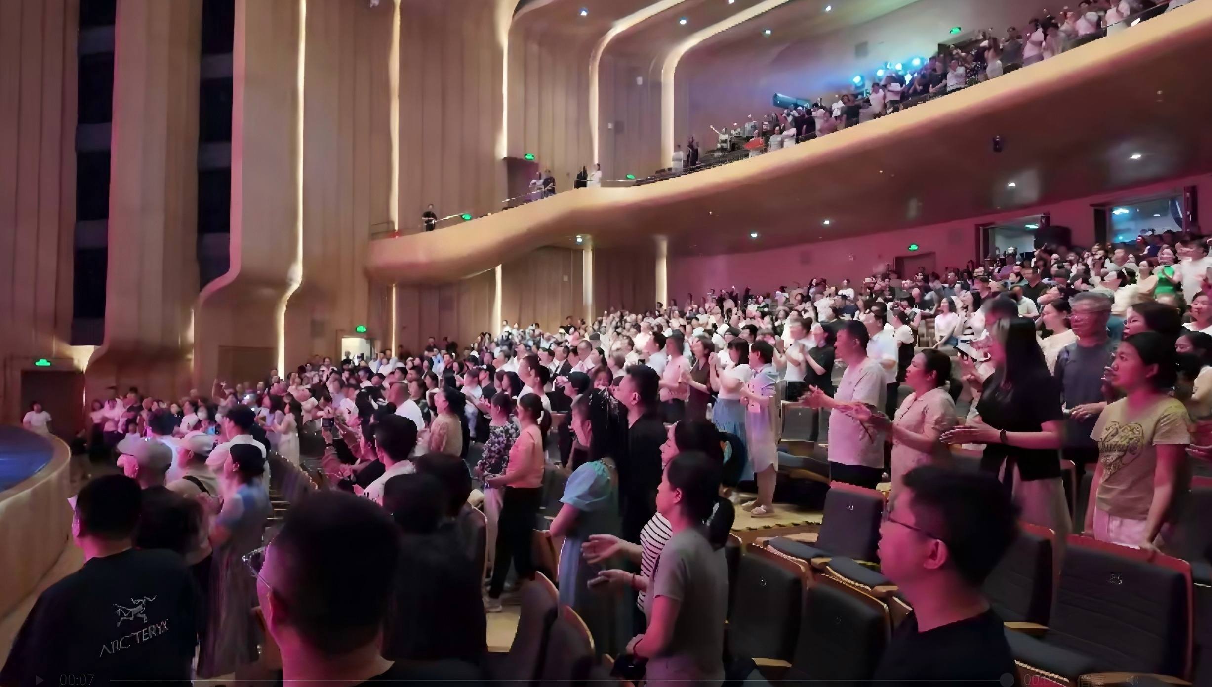 圖說二：演出結束，現場掌聲如雷鳴.jpg