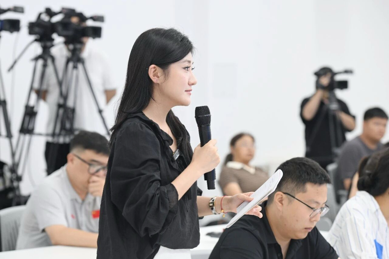 圖說一：香港商報記者提問.jpg