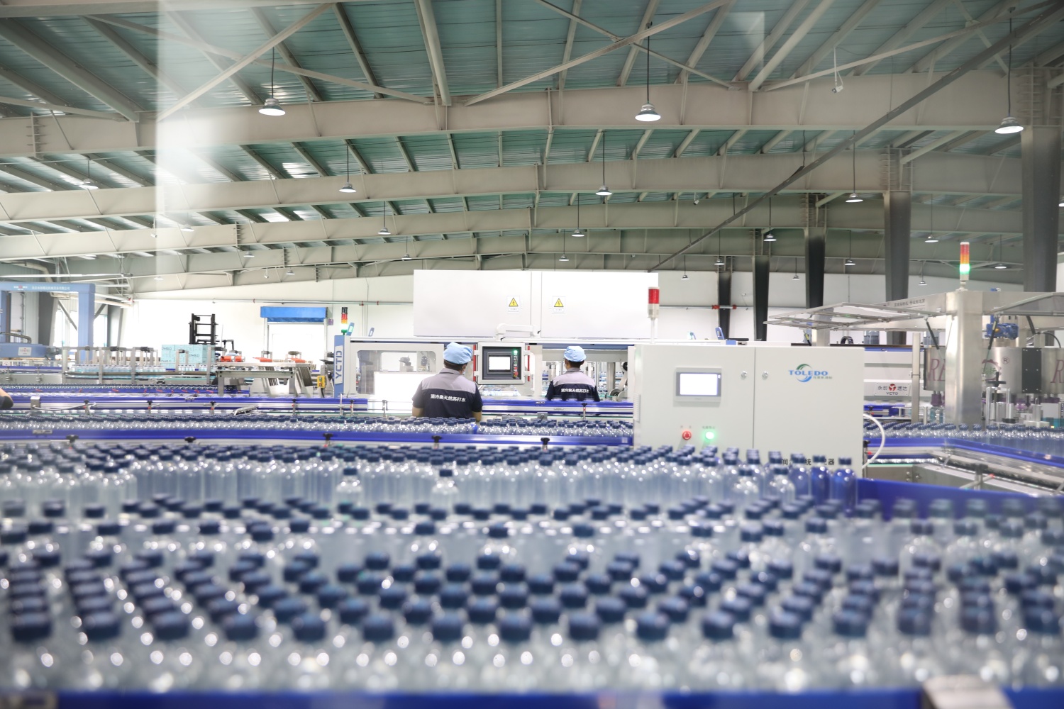 图4:清冷泉苏打水生产线一角.jpg