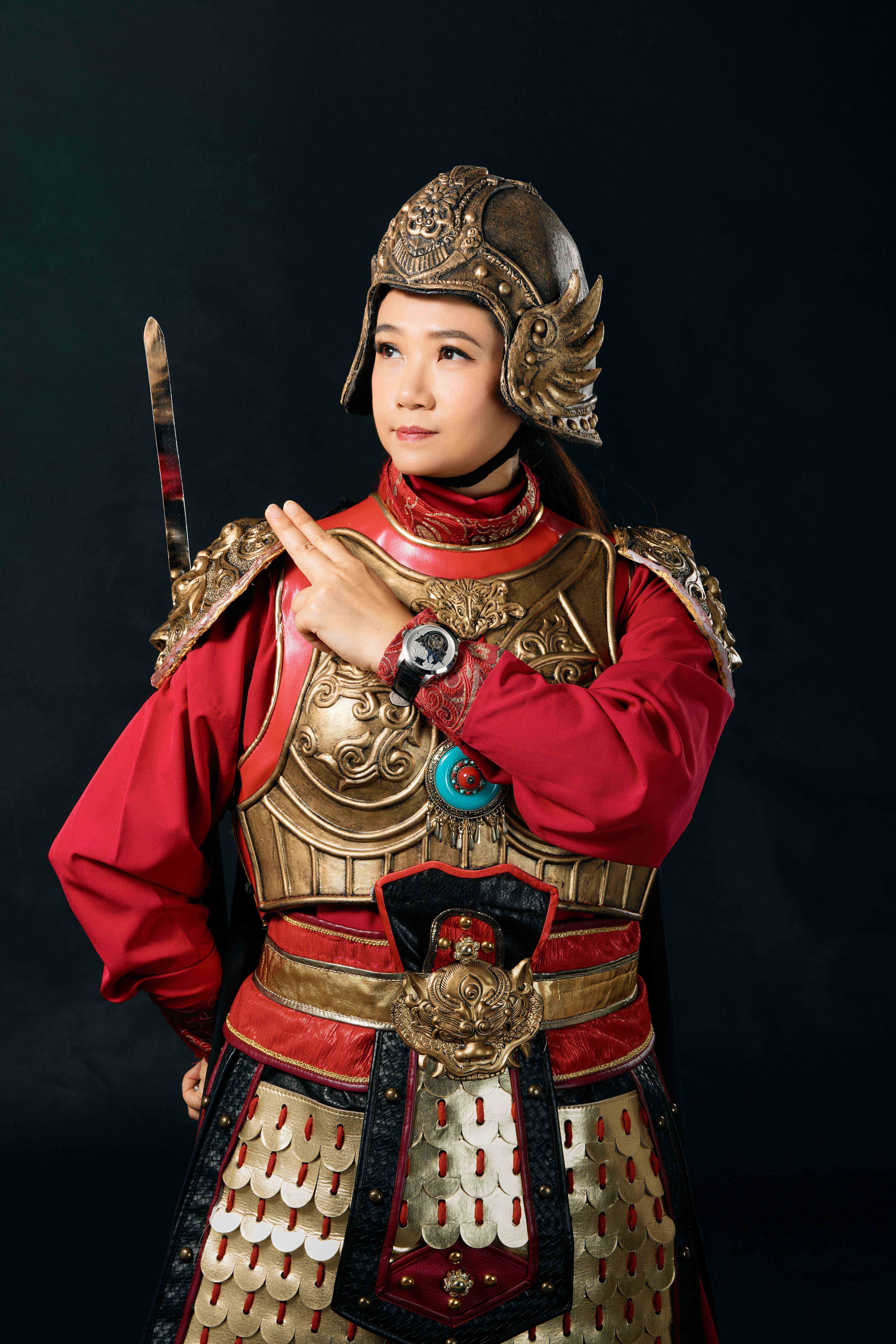 身為國寶級大師韋瑞群之女，韋飛雄當年隻身遠赴上海苦練京劇身段，打破了變臉藝術「傳男不傳女」的百年傳統。 (002)_愛奇藝.jpg