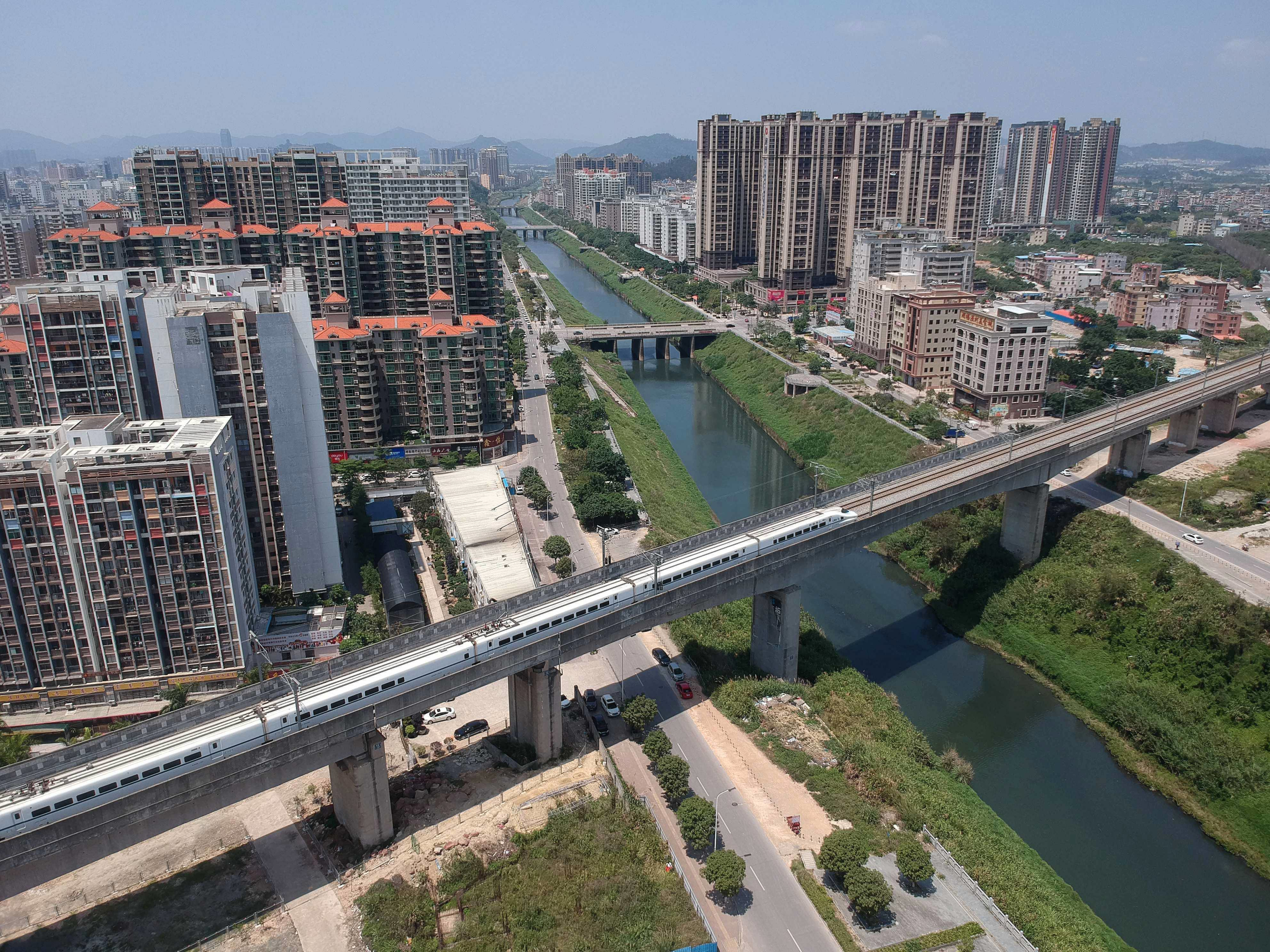廈深高鐵的列車途經惠陽城區.jpg