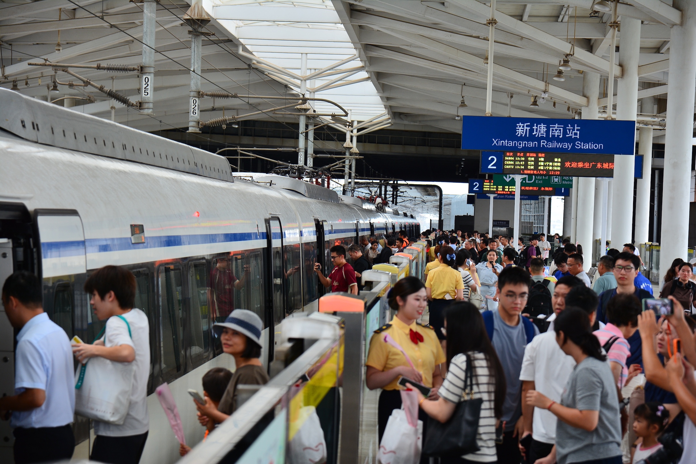 市民紛紛在穗深城際(竹料至新塘南)開通當天嘗鮮首發列車-梁天元.jpg