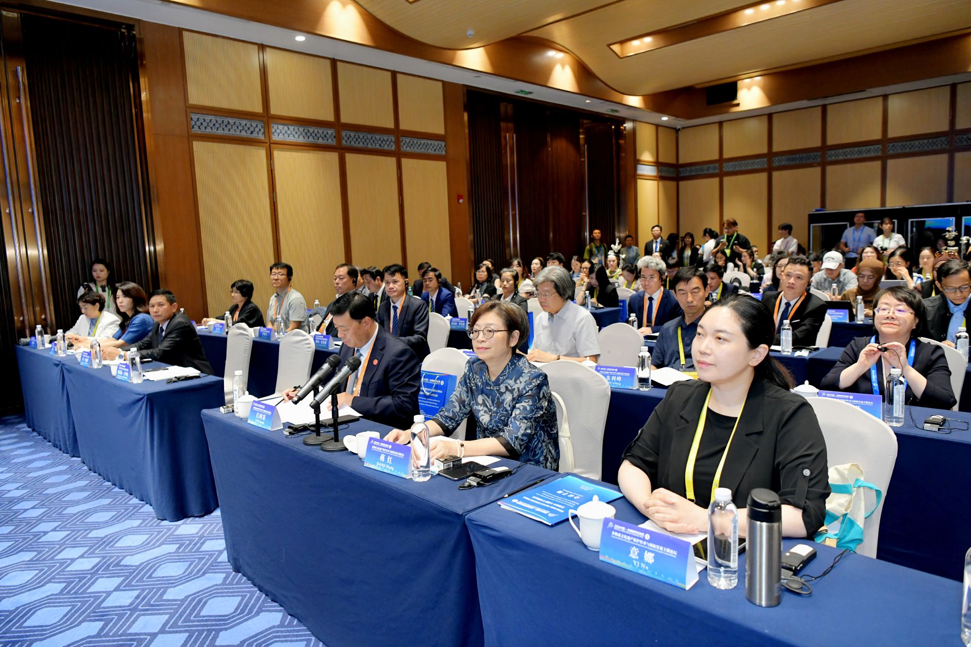 图2:主旨报告现场.jpg