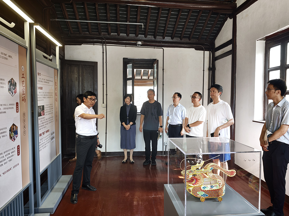 圖2：與會人員參觀「文脈新生·咖香古院」包壯行生平史料展.jpg