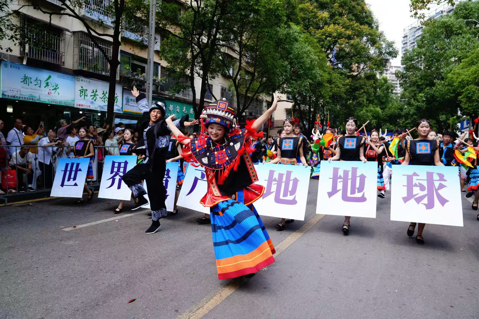 圖6:黔南州成立70周年民族團結大巡遊現場.jpg