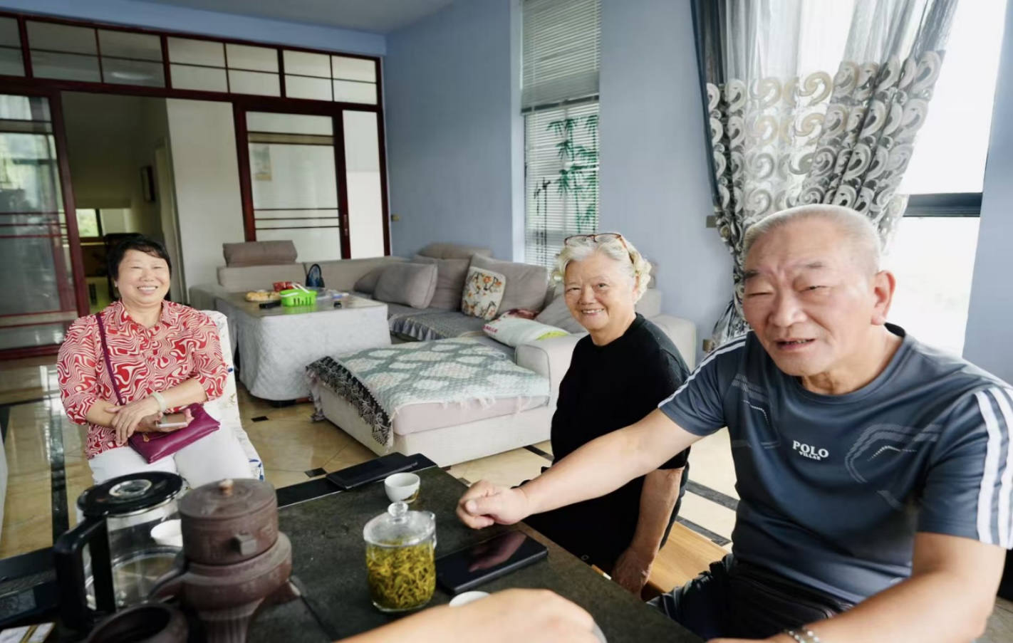 圖2:楊賓蓮(中)已連續4年在息烽避暑旅居.jpg