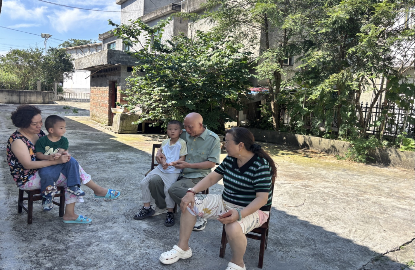 圖4:在石硐鎮前豐村避暑旅居的冷德光(右二).jpg