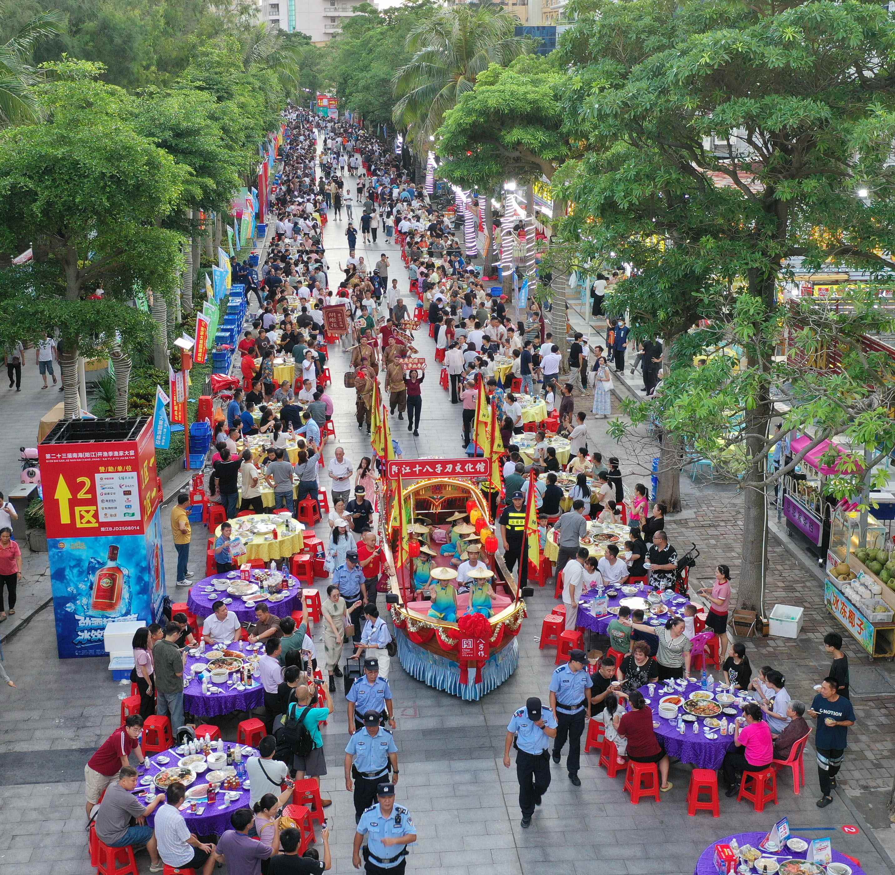 5、市民游客齐聚海陵岛，品尝海鲜大宴.jpg
