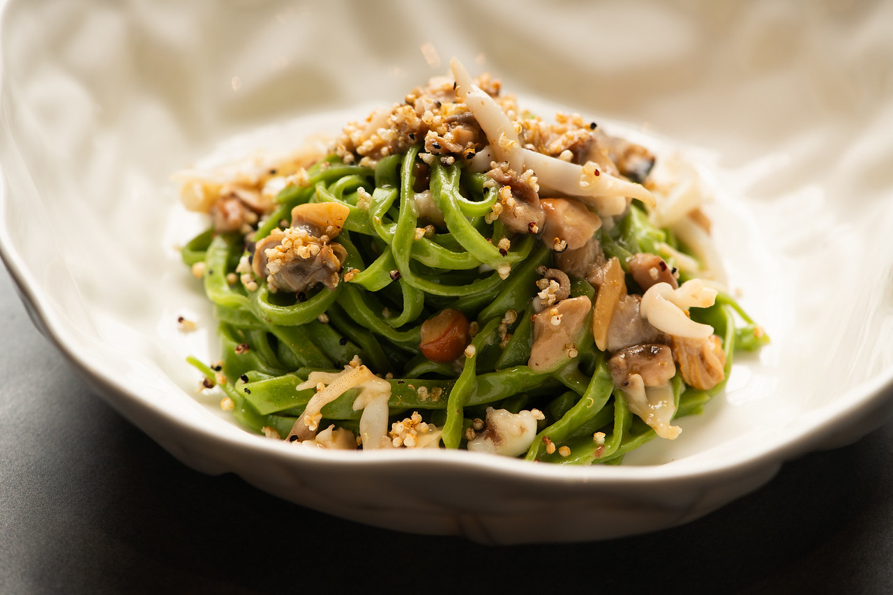 Green Tagliolini with Clams, Adriatic Sea Baby Cuttlefish, Porcini Mushrooms and Crisp Quinoa 手工菠菜扁意大利麵伴蜆肉、意大利小墨魚及牛肝菌 1.jpg