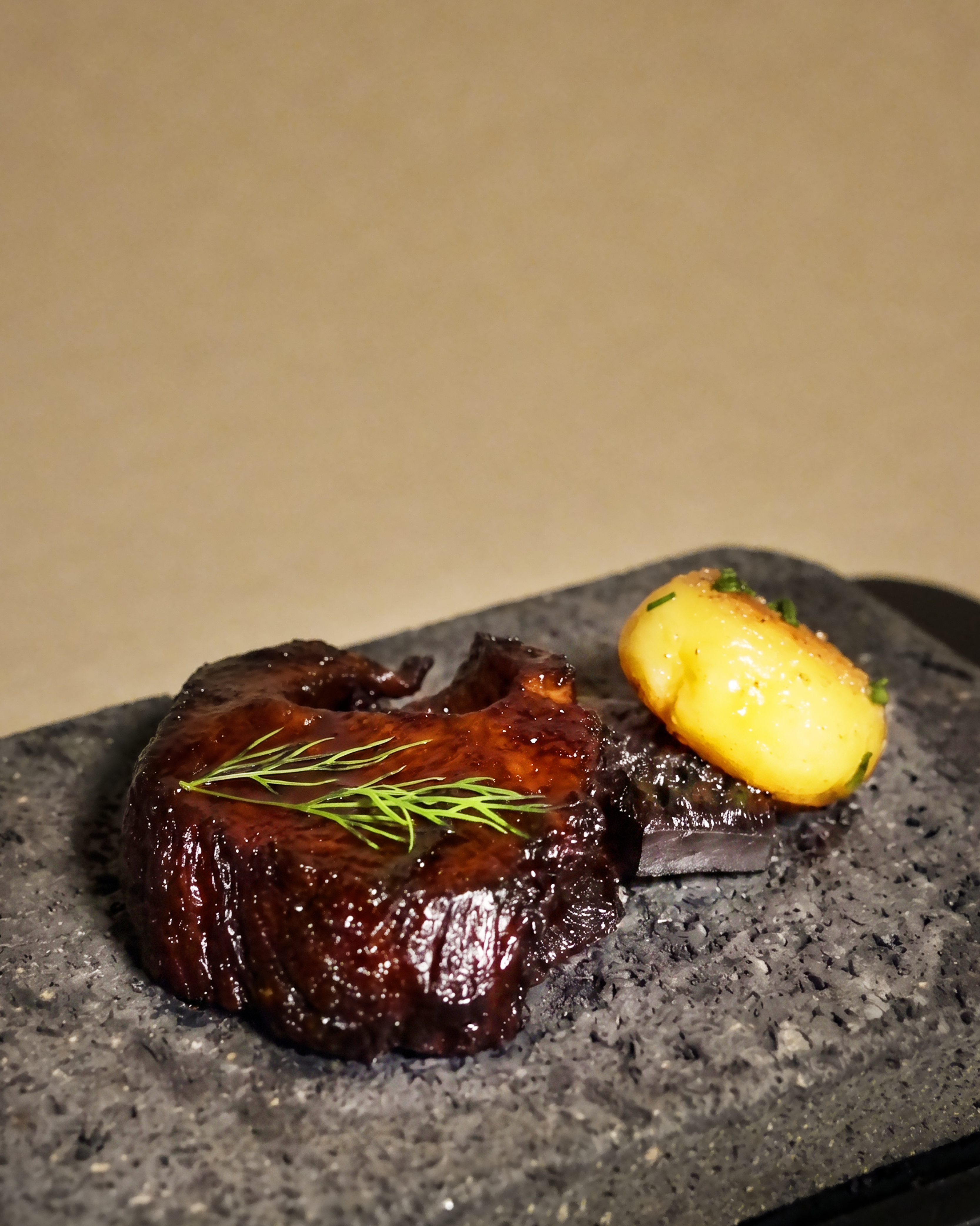 黑虎掌燜黃牛肉配油鹽土豆 Braised Yellow Cattle Beef with Black Tiger Paw Mushrooms and Oil-and-Salt Potatoes.jpg