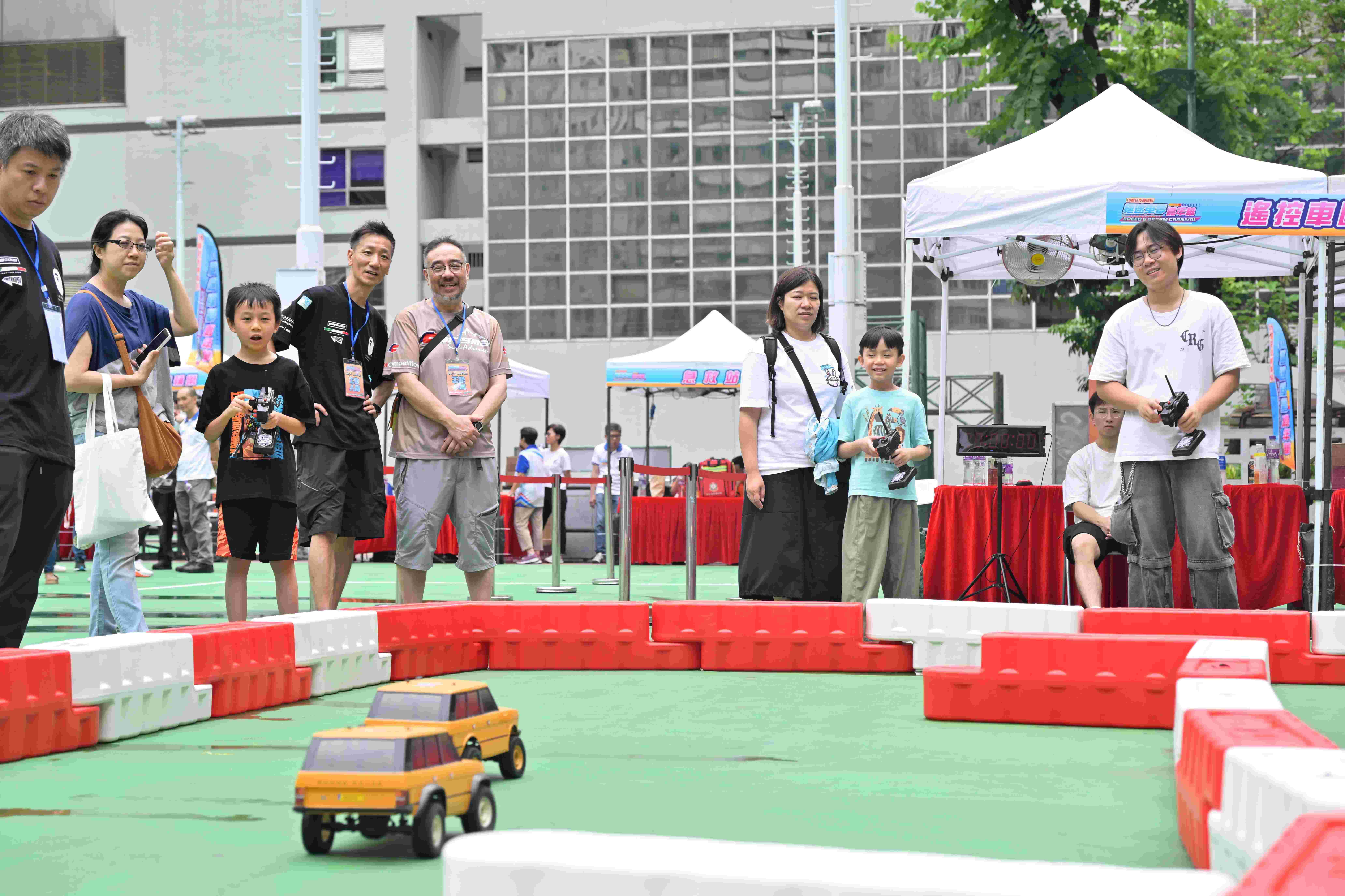 市民踴躍參與遙控車體驗.JPG