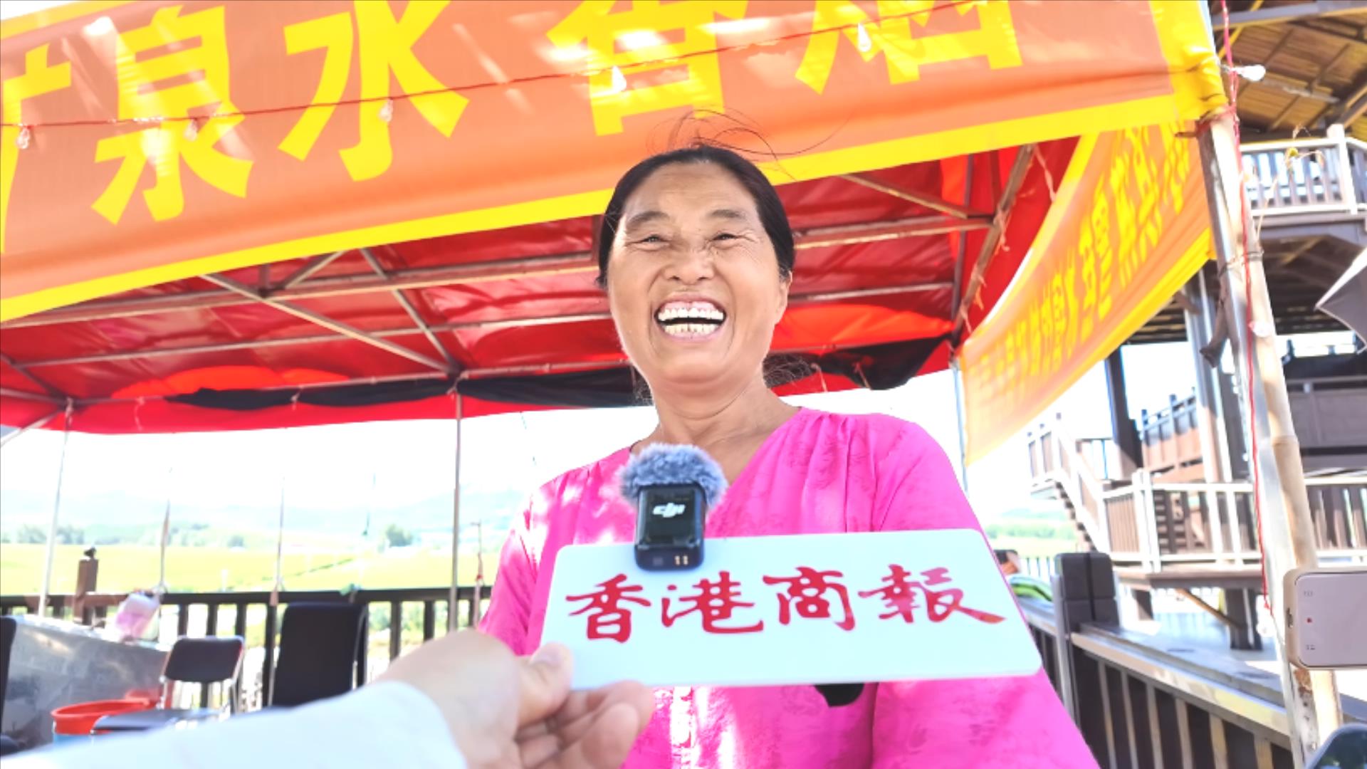 圖說五:雙陽小石村花海前擺攤兒的村民談到由旅遊帶來的增收直言非常可觀.jpg